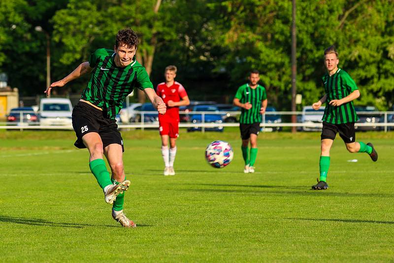 26. kolo FORTUNA divize A: FC Rokycany (hráči v zelených dresech) - SK Petřín Plzeň (červení) 1:1 (1:1).