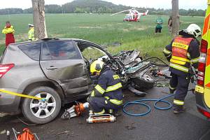 Zraněného řidiče toyoty museli hasiči z auta vystříhávat hydraulickými nůžkami.