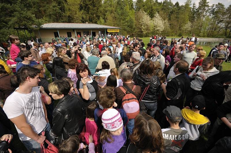 Otevření dětského hřiště Karlem Gottem v Újezdu u Svatého Kříže