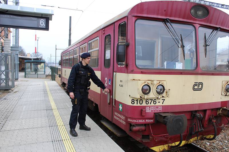 POLICISTÉ se zaměřili v Rokycanech na nádraží i na kontrolu odstavených vlaků. V Kařízku pak monitorovali přejezd se signalizačním zařízením, zda motoristé zastavují.