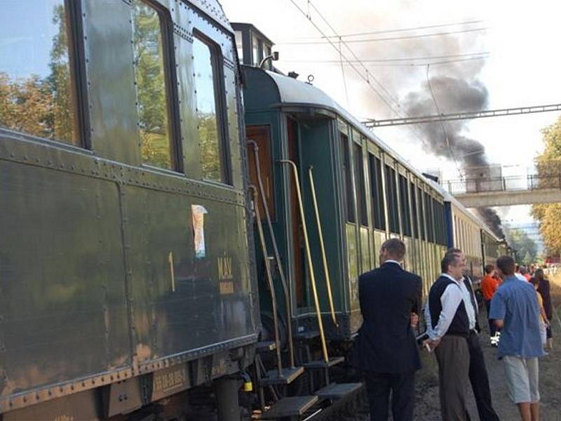 Zastávka legendárního Wintonova vlaku vyvolala v Kařízku obrovský zájem fanoušků železniční dopravy.