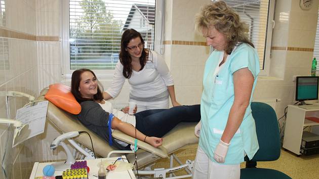 KRISTÝNA MALÁ ze Střední odborné školy Rokycany včera svůj první odběr krve zvládla v pohodě. Na průběh dohlížela zdravotní sestra Michaela Nesétová (vpravo) a stav kontrolovala také vedoucí lékařka Transfúzní stanice Rokycany Miroslava Padrtová.