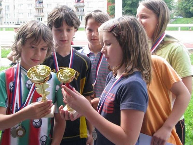 Na hřišti ZŠ Čechova startovali sportovci osmi škol 