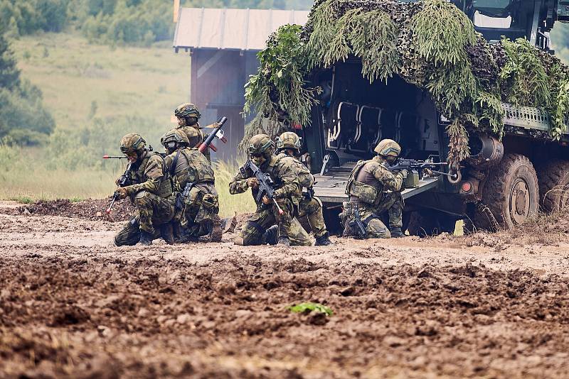 BAHNA – Den pozemního vojska v bývalém vojenském prostoru nedaleko Strašic na Rokycansku přilákal tisíce příznivců armády, IZS i vojenské historie. V ukázkách byly k vidění bojová vozidla Pandur a Iveco, samohybné houfnice či tanky T-72M4 a T-72M1.