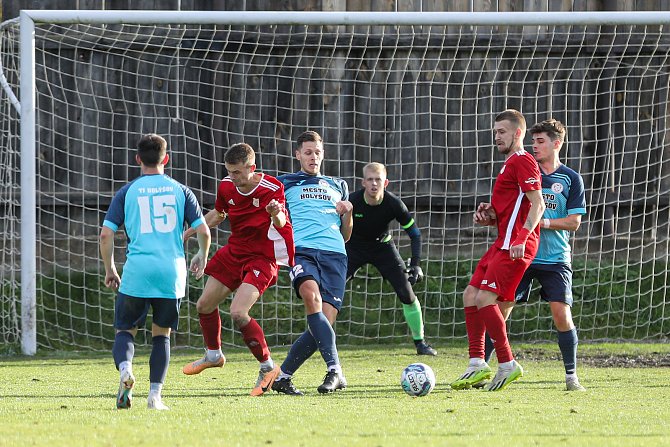 Fotbalisté TJ Sokol Radnice (na archivním snímku fotbalisté v červených dresech) hrají v Berouně, Slavoj Mýto cestuje do Hořovic, kde se utká se Žebrákem.