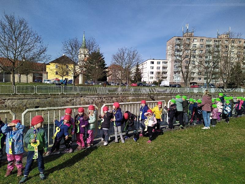 Symbol odcházející, ale stále se bránící zimy skončil v řece Klabavě