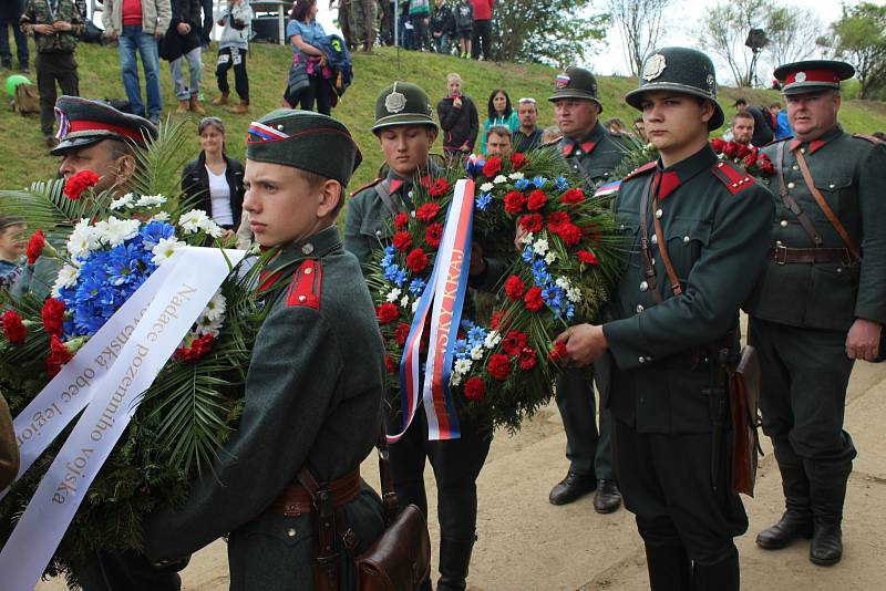 Dopoledne představitelé města uctili památku padlých ve II. světové válce u několika pomníků a desek. Ve třináct hodin pak začínal v Muzeu na demarkační čáře atraktivní program a zájem veřejnosti nejlépe dokládaly stovky aut na přilehlých parkovištích.