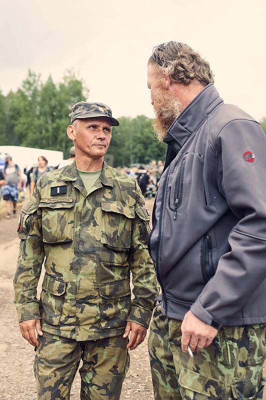 BAHNA – Den pozemního vojska v bývalém vojenském prostoru nedaleko Strašic na Rokycansku přilákal tisíce příznivců armády, IZS i vojenské historie. V ukázkách byly k vidění bojová vozidla Pandur a Iveco, samohybné houfnice či tanky T-72M4 a T-72M1.