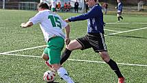 Při jarní premiéře krajské 1. B třídy musely Radnice B na umělku do Rokycan. Podlehly tu Mladoticím 1:5. Foto Jaroslav Kreisinger