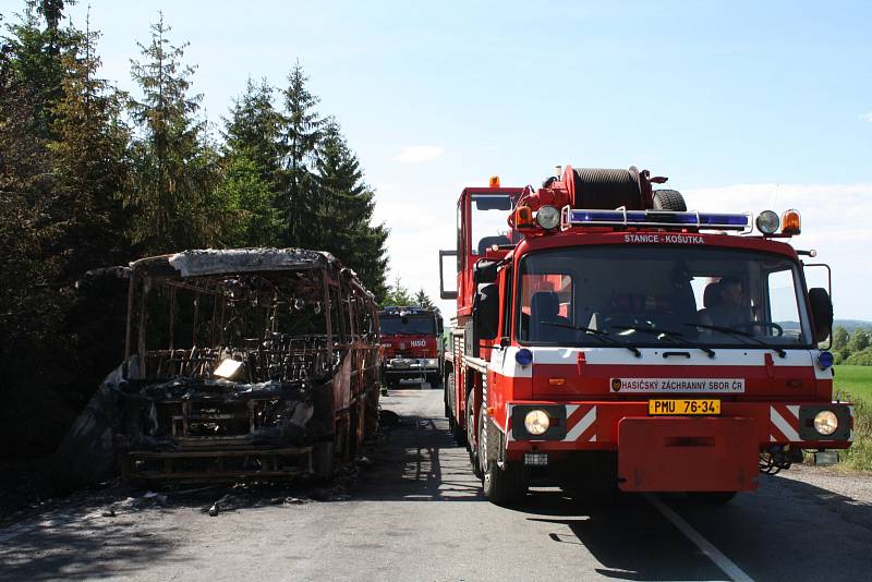 Zásah hasičských jednotek u hořícího autobusu u Borovna (3. června 2015)