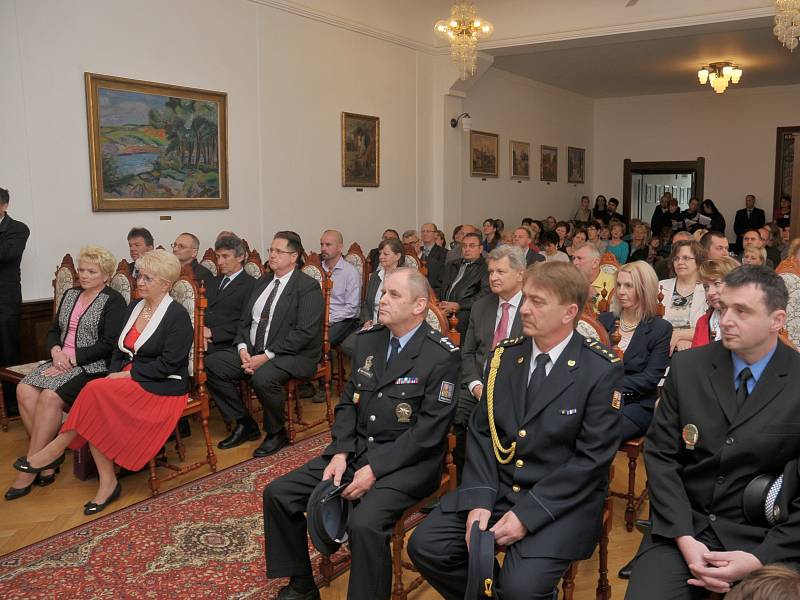 Na delegaci čekala obřadní síň plná zástupců škol, organizací i úřadů.