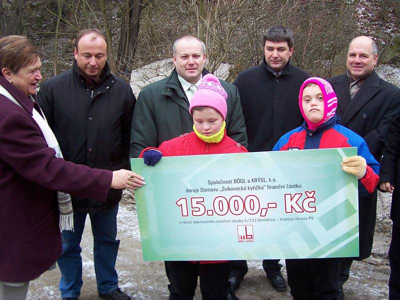 Symbolický  šek  na  patnáct  tisíc,  byť  darovaný v hodně chladném dni,  zahřál u srdíček Zvíkovecké kytičky. 