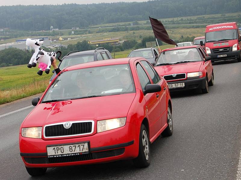 S heslem Nechceme zabíjet naše krávy vytáhli v pondělí do boje zemědělci. Jejich protest zatarasil i dálniční přivaděč nad Ejpovicemi