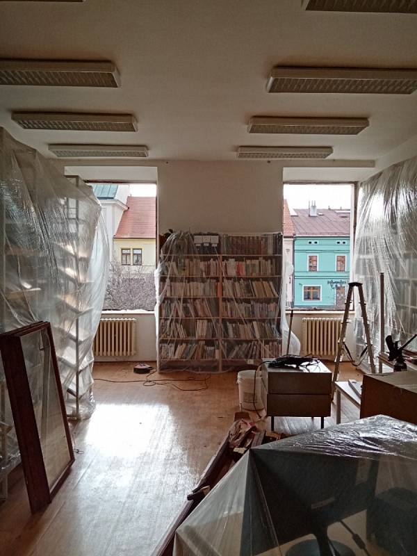 Rokycanská knihovna od čtvrtka otevírá, během pauzy v ní byla vyměněna okna.