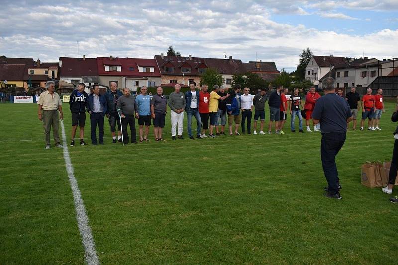 Slavnostní poděkování bývalým reprezentantům TJ Sokol proběhlo v poločasové přestávce zápasu proti Stříbru.