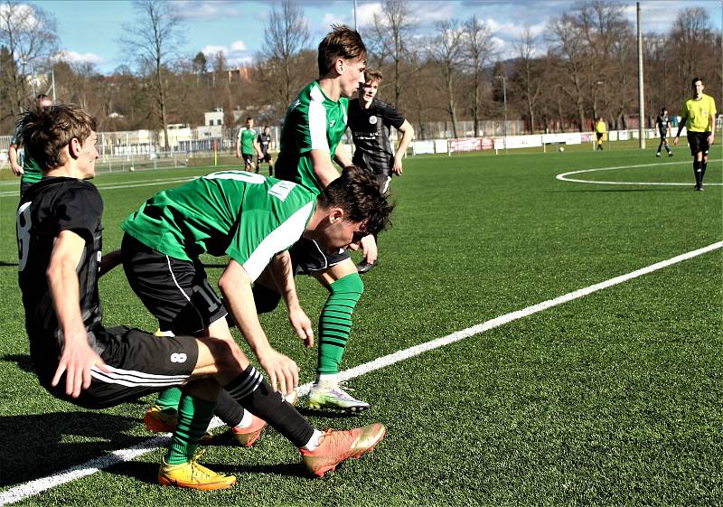 Tým do 19 let (v zeleném) připravil Jihočechům první porážku. Sedmnáctka (v oranžovém) dopadla doma hůř.