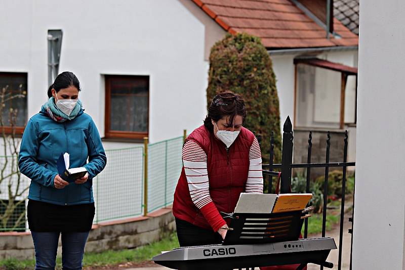 Hasičská mše před kaplí svaté Barbory a svatého Floriána v Kříších