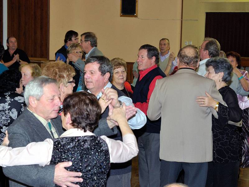 TANEČNÍ PARKET sálu Kulturního domu v Hrádku byl plný od začátku. První písně si nenechali ujít ani manželé Dezortovi (uprostřed v červené košili).