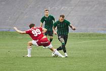 Fotbalisté FC Rokycany (na archivním snímku hráči v zelených dresech) vezou z Příbrami tři body. Domácí béčko porazili těsně 2:1.