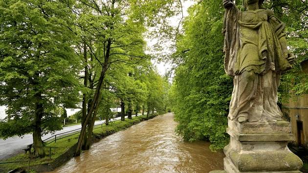 Dobřív - Švédský most při stoupající hladině potoka.