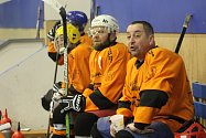 Hokejisté HC Strašice (vpravo Jan Lorenc) dokázali vydolovat v sobotu večer bod proti týmu Omega Plzeň.