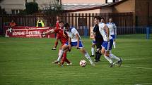 Fotbalisté TJ Sokol Radnice (červení).