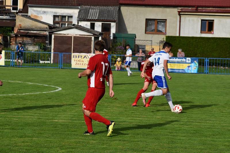 Fotbalisté TJ Sokol Radnice (červení).