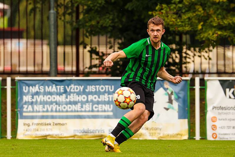 Fotbalisté FC Rokycany (na archivním snímku hráči v zelenočerných dresech) remizovali ve středeční dohrávce 3. kola FORTUNA divize A s Aritmou Praha 2:2.