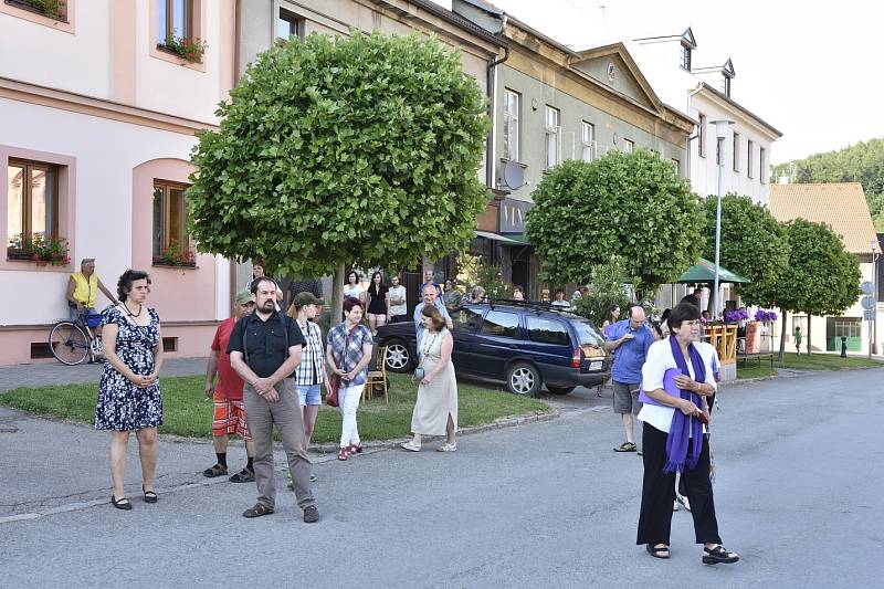 Pokládání věnce u zrestaurované sochy mistra Jana Husa v Radnicích.