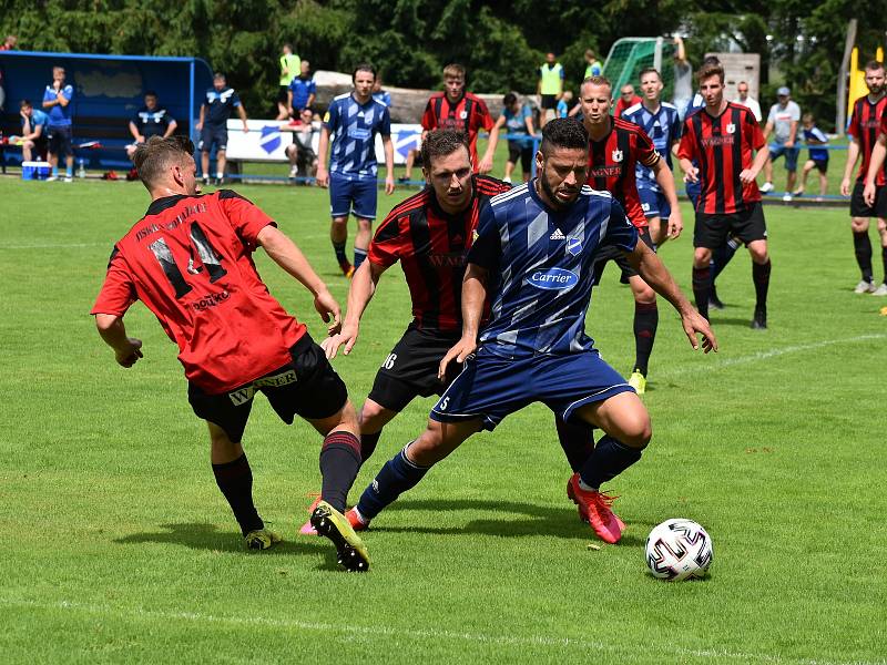 Fotbalisté TJ Slavoj Mýto (na archivních snímcích hráči v modrých dresech) porazili divizní Tochovice 3:1.