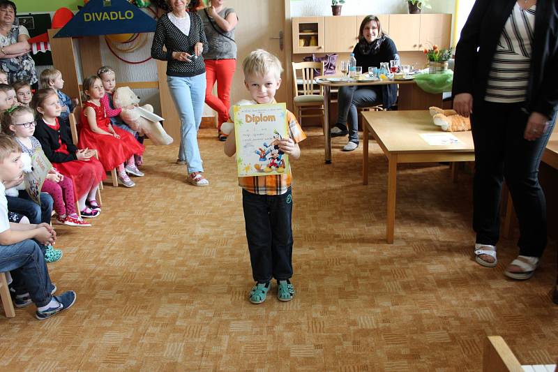 Osmatřicet dětí ze šesti mateřských škol se utkalo v rámci Rokycanského slavíčka, pěvecké soutěže pořádané MŠ U Saské brány v Rokycanech.