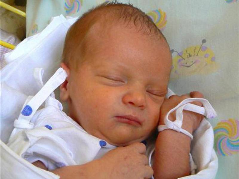 Petr KOCMÁNEK  z Křiš u Rokycan se narodil 3. dubna  ve 2 hodiny a 20 minut. Rodiče Ivana a Petr se na svého prvorozeného syna určitě moc těšili. Malý Petřík vážil při narození 2750 gramů, měřil 48 cm.