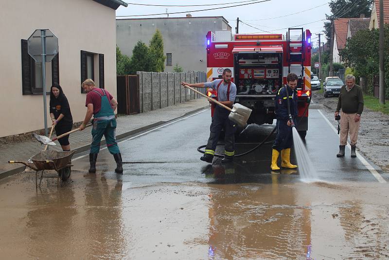 Po pátečním přívalovém dešti byla ještě v sobotu dopoledne v Mirošově neprůjezdná křižovatka u sokolovny.