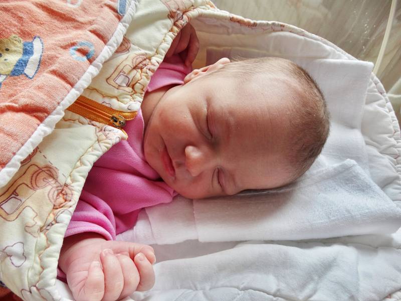 LAURA ŽÁKOVÁ se narodila 15. července ve 4:07 mamince Denise a tatínkovi Tomášovi ze Strašic. Po příchodu na svět v plzeňské FN vážila sestřička tříleté Nikolky 3060 gramů a měřila 50 centimetrů.