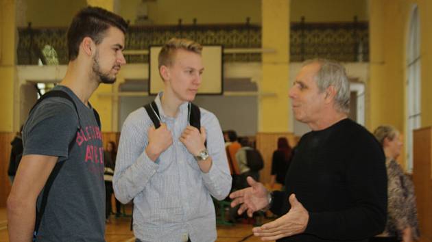 ZÁJEM popovídat si s uznávaným kriminalistou byl velký. I po ukončení besedy na podplukovníka Lotesse čekali studenti, například i Ondřej Mourek a Jan Köstel, s dalšími dotazy. 