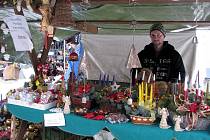 Každé úterý se na náměstí už tradičně konají trhy. V předvánočním období zavítal do Rokycan také Martin Čejka, který prodává adventní věnce a jiné vánoční dekorace. 