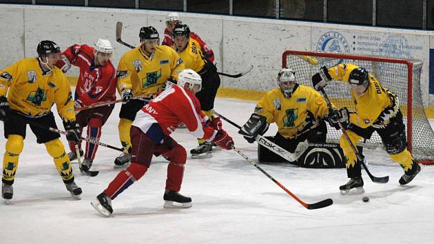 Ve středu v osmnáct hodin vypukne na rokycanském zimním stadionu  duel mezi HC DAG Rokycany (v tmavém je vpředu Šindelář, vlevo od něj Špaček) a Chrudimí.