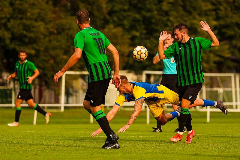 Fotbalisté FC Rokycany (na archivním snímku hráči v zelenočerných dresech) remizovali ve středeční dohrávce 3. kola FORTUNA divize A s Aritmou Praha 2:2.