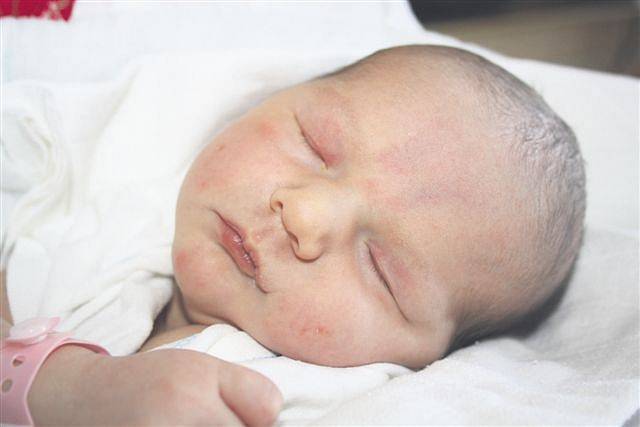 Eliška HRUŠKOVÁ ze Strašic se narodila 5. září v 11 hodin a 36 minut. Manželé Lenka a Jiří věděli, že jim k prvorozené dceři Kačence (8 let) přibude druhá holčička. Eliška vážila při narození 3550 gramů, měřila 50 cm. Tatínek byl u porodu pomáhat.