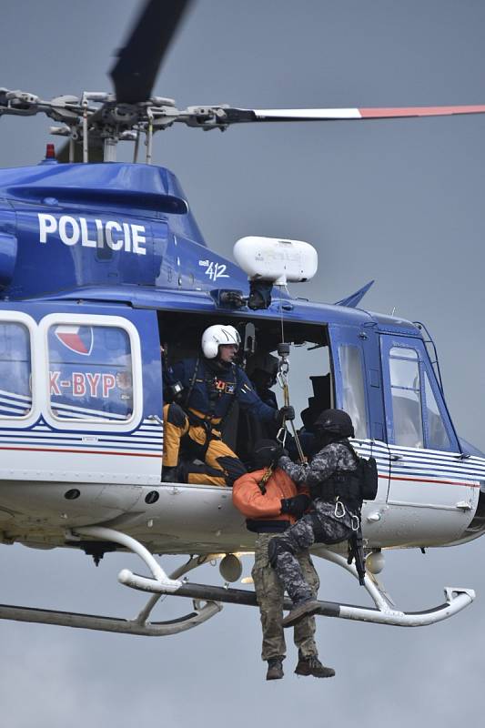 Policejní akce a převoz zraněného teroristy