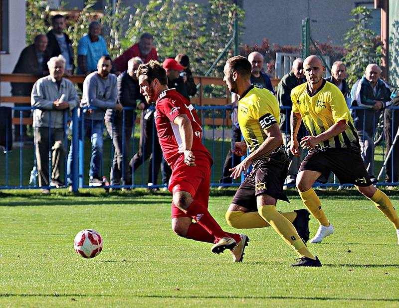 Fotbalisté TJ Sokol Radnice (na archivním snímku červení).