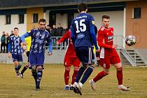 Fotbalisté TJ Slavoj Mýto (na archivním snímku hráči v modrých dresech) porazili Baník Líně, lídra okresního přeboru Plzeň-sever, 10:2