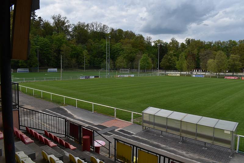 Je zkolaudováno, plocha umělého trávníku je připravená k užívání. Také hlavní a tréninkové hřiště se zelenají, zatím ale budou odpočívat...