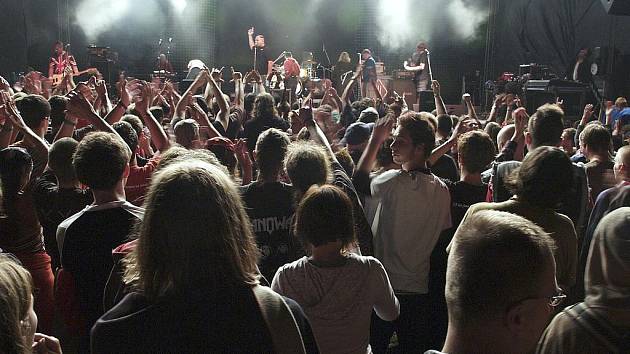 Punkový festival ve Zbiroze přilákal více než tisíc návštěvníků. Hlavním lákadlem byla skupina Tři sestry (na snímku).