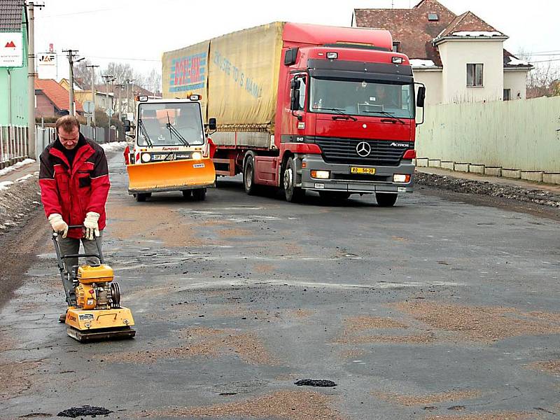 Frekventovanou ulici Boženy Němcové obsadili specializovaní pracovníci Rumpoldu – R, Rokycany. Jejich úkolem bylo opravit velké díry, které na komunikaci trápily motoristy.