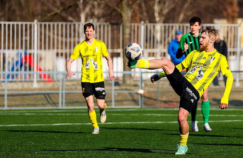 Fotbalisté divizního FC Rokycany (na archivním snímku hráči v zelených dresech) prohráli své přípravné utkání na novou sezonu. S Kladnem padli 2:4.