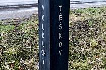 Trojmezní kámen je umístěn na hranicích Oseku, Těškova a Volduch.