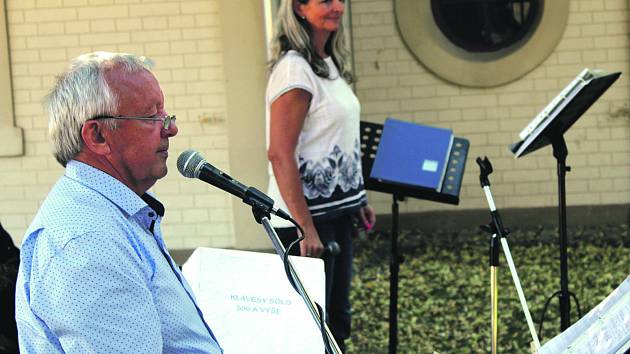 Vystoupení Václava Žákovce a Aničky Volínové přilákalo stovky posluchačů. Neměli na čem sedět.