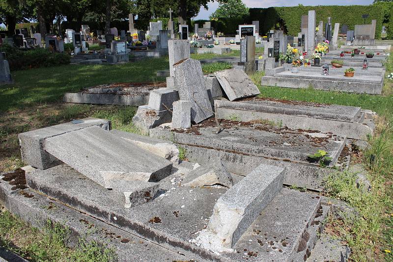 152 neopečovávaných hrobů evidují Rokycany.