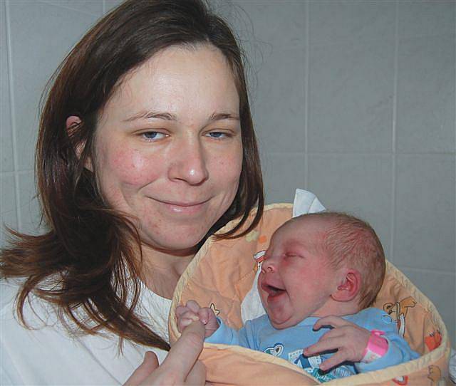 Klára KOVÁŘÍKOVÁ z Tymákova bude mít ve svém rodném listě datum 19. prosince. Narodila se v 9 hodin ráno. Klárka vážila při narození 3600 gramů, měřila rovných 50 cm.